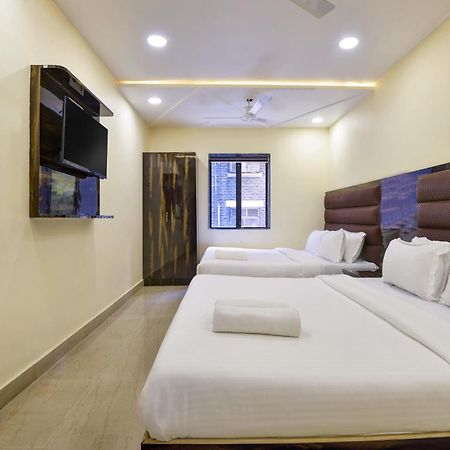 Hotel Deluxe Мумбаи Экстерьер фото