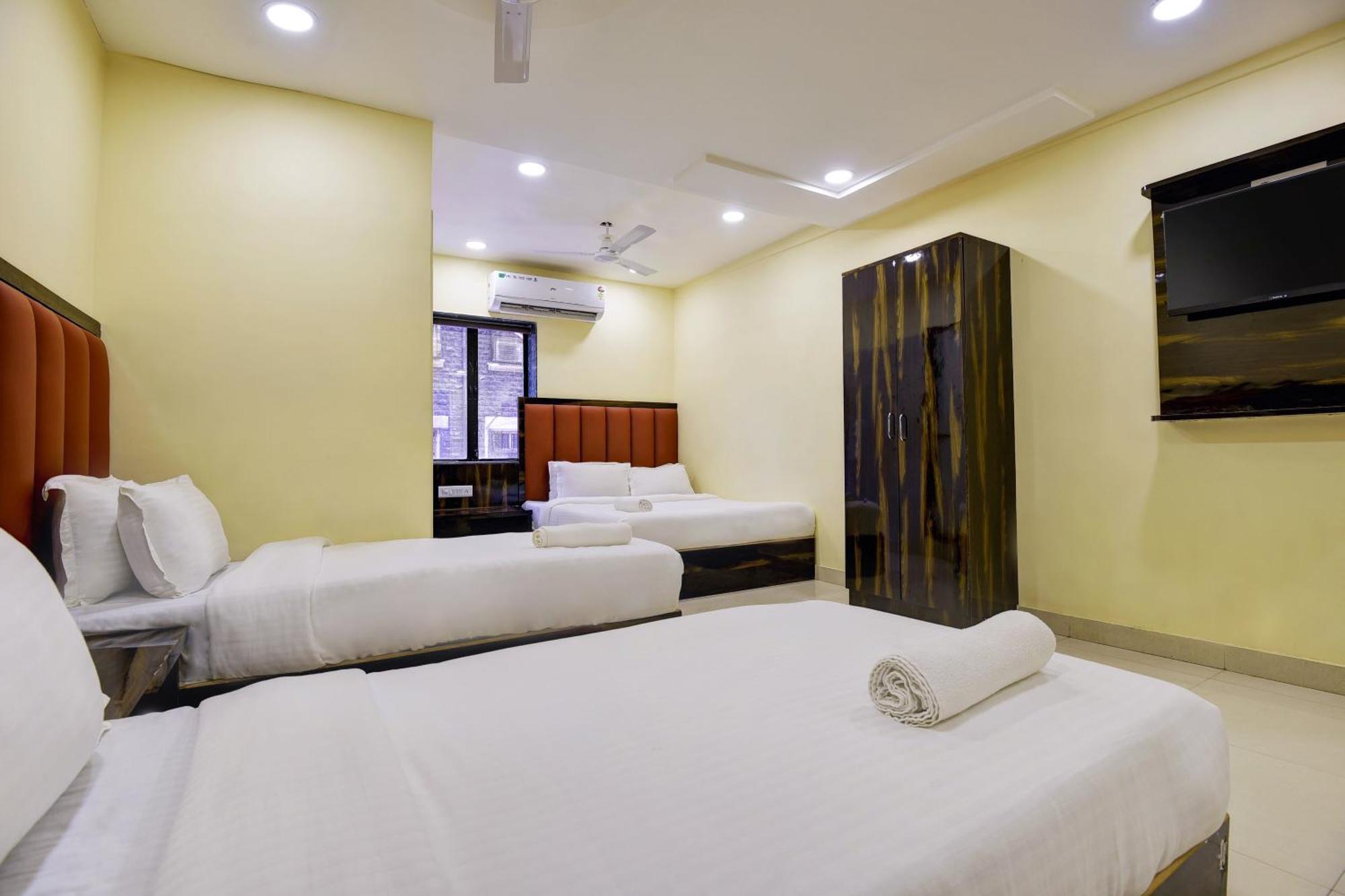 Hotel Deluxe Мумбаи Экстерьер фото