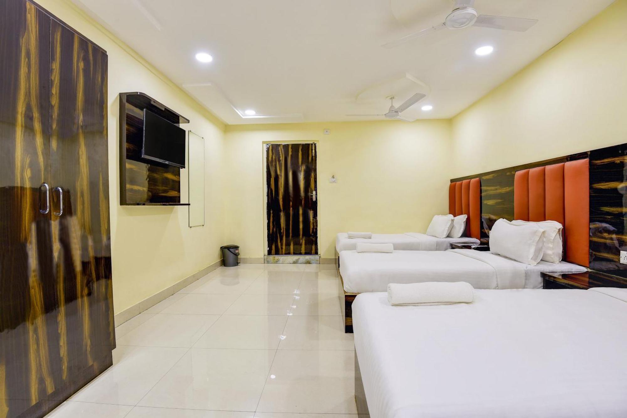 Hotel Deluxe Мумбаи Экстерьер фото