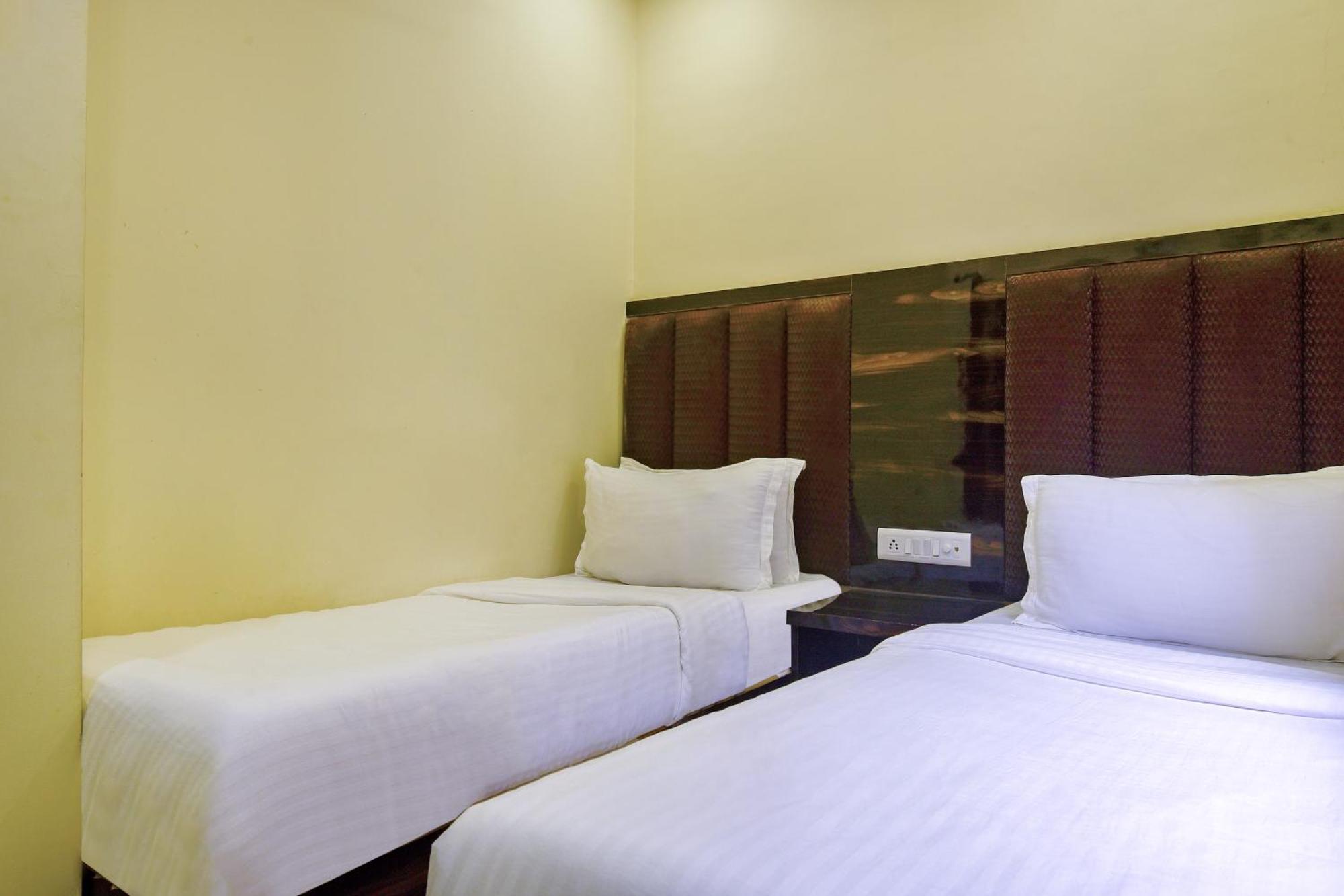 Hotel Deluxe Мумбаи Экстерьер фото