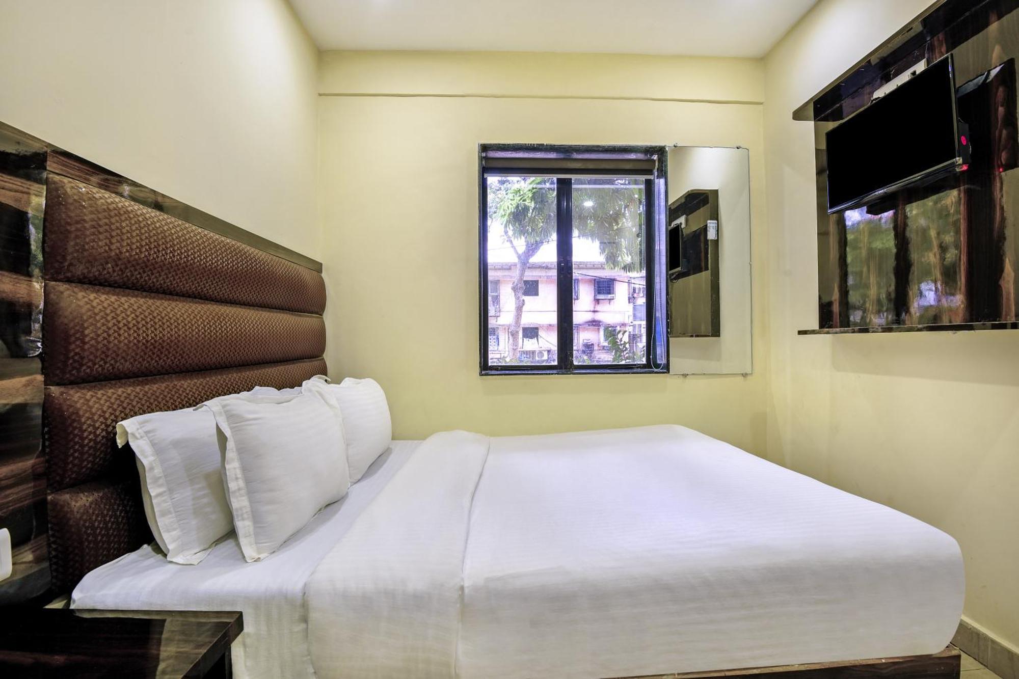 Hotel Deluxe Мумбаи Экстерьер фото