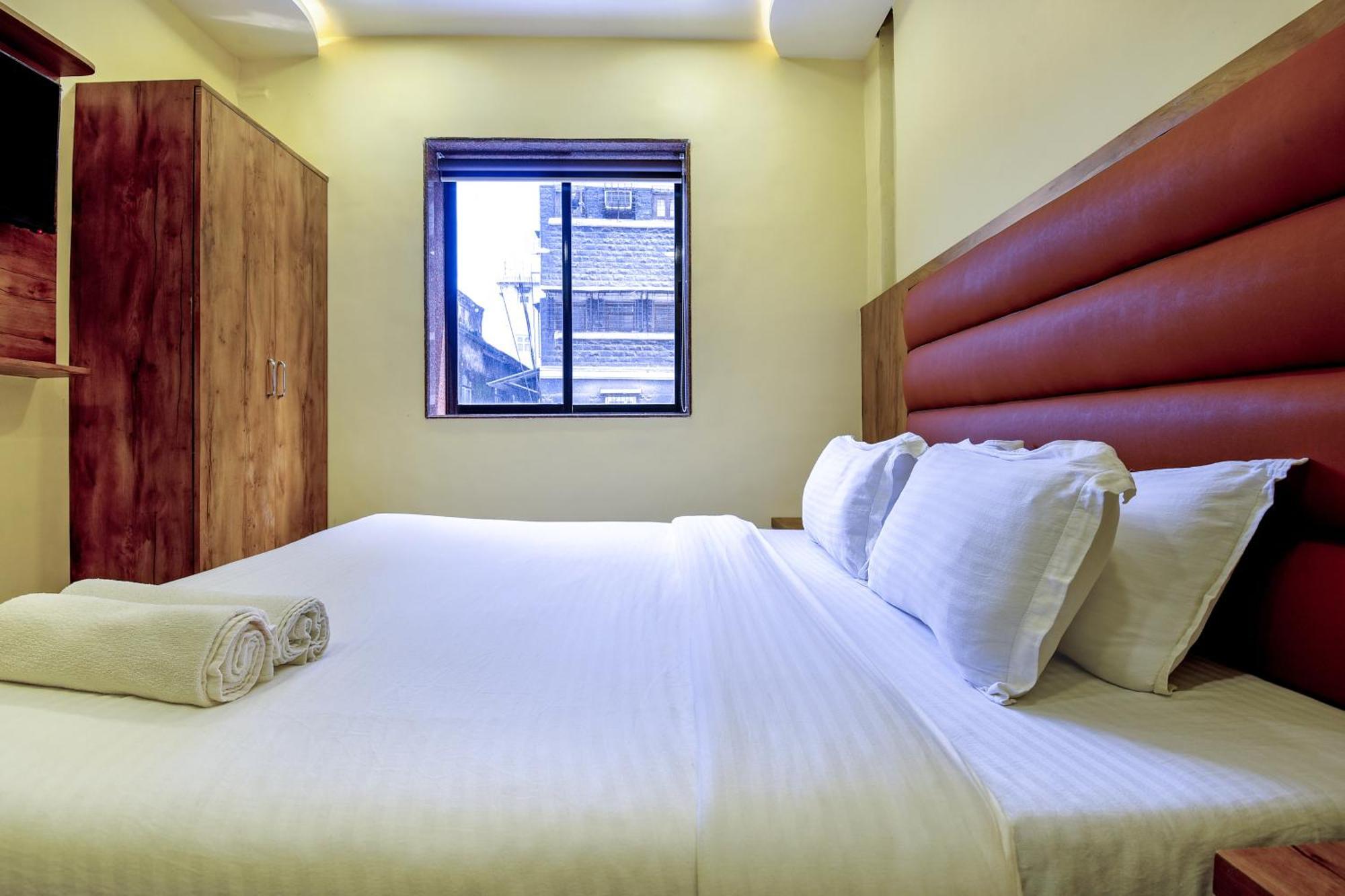 Hotel Deluxe Мумбаи Экстерьер фото