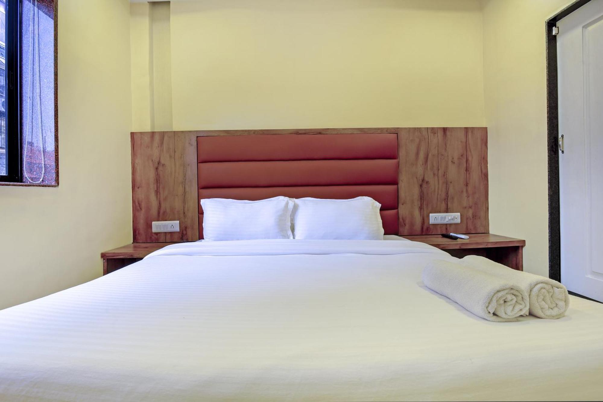 Hotel Deluxe Мумбаи Экстерьер фото