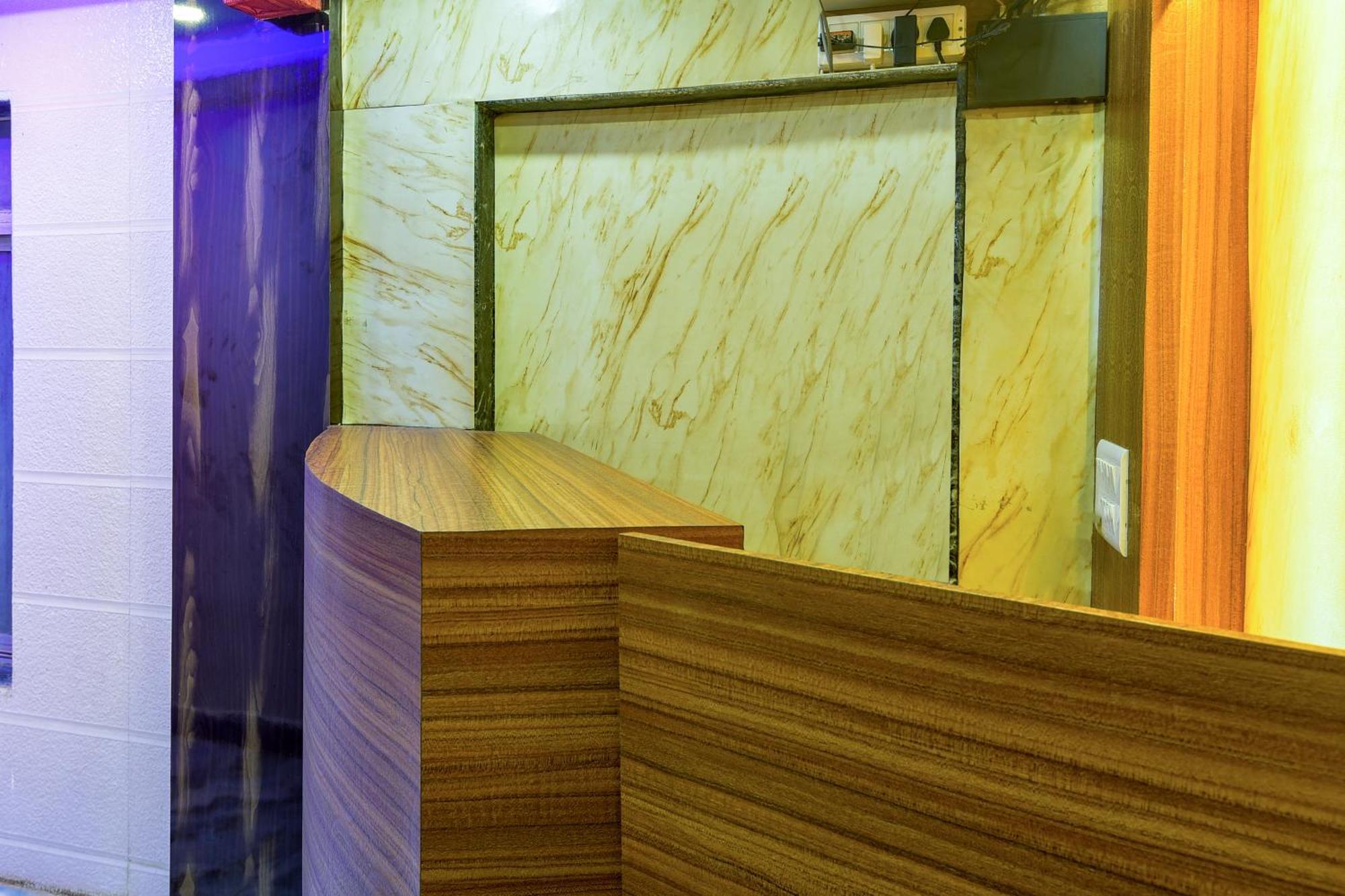 Hotel Deluxe Мумбаи Экстерьер фото