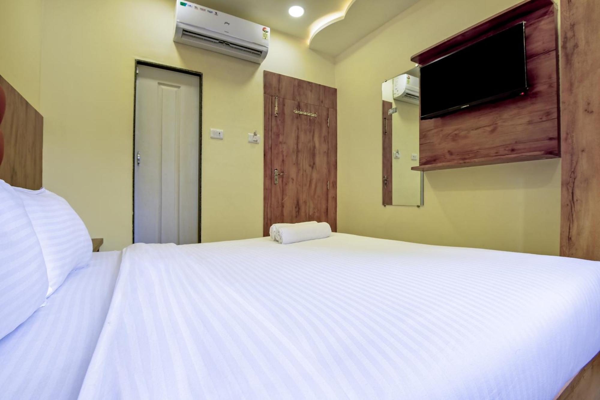 Hotel Deluxe Мумбаи Экстерьер фото